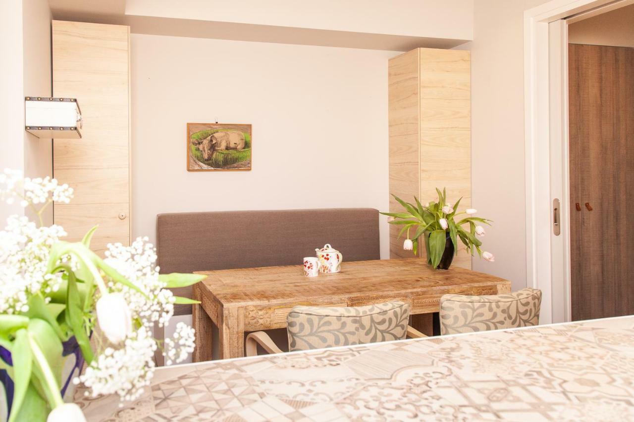 Sweet Suite Flora In Vouliagmeni Atenas Exterior foto